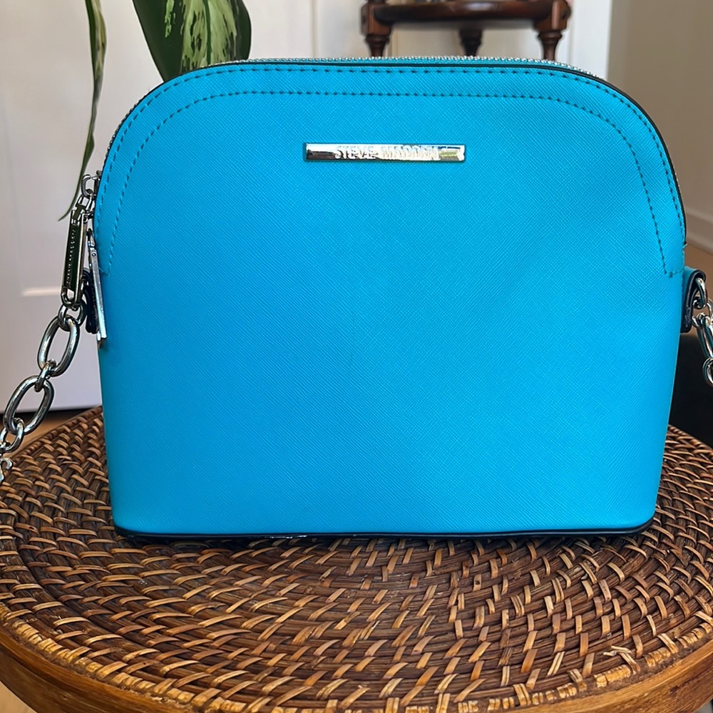 Steve Madden like new blue cross body
